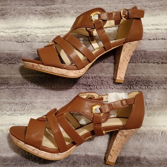 Shoes - Brand new brown heeled sandals